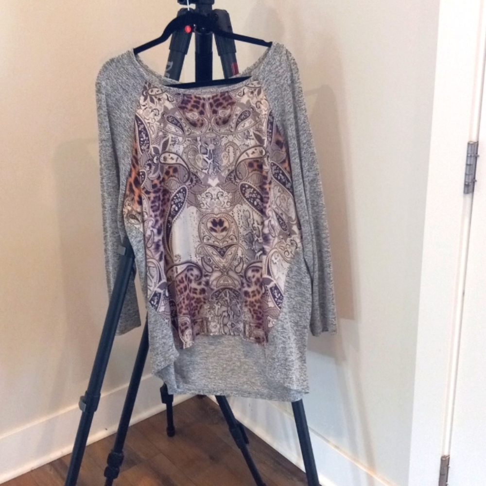 2X LS Hi-Low Sweater. Paisley Front Casual Top. Jeans/Leggings. Gray/Brown/Tan.